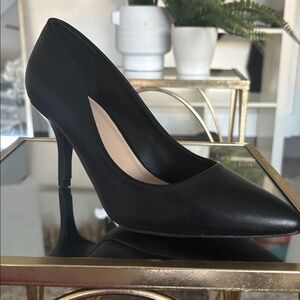 Chic Black Pointed Toe Heels